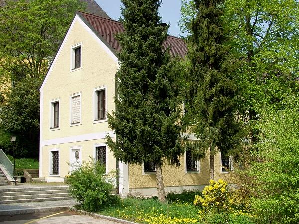 The birthplace of Anton Bruckner still stands in Ansfelden, Austria. (<a href="https://commons.wikimedia.org/wiki/User:Dergreg:~commonswiki">Dergreg:</a>/<a href="https://creativecommons.org/licenses/by-sa/3.0/deed.en">CC BY-SA 3.0</a>)