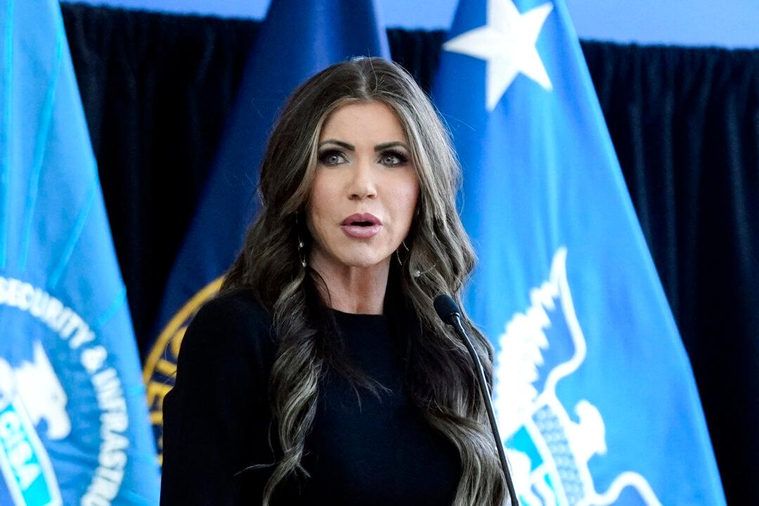 DHS Secretary Noem’s Purse Containing $3,000 Stolen in Restaurant, Spokesperson Says