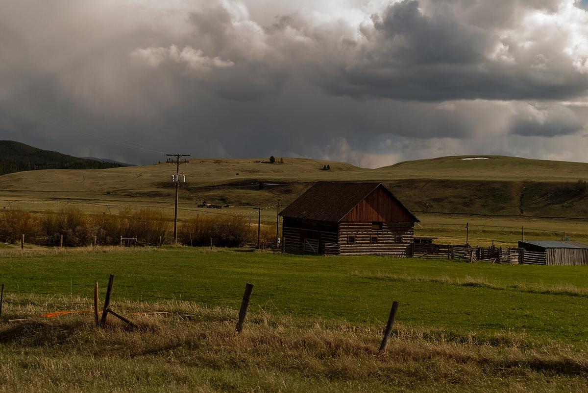 A storm heads toward a solitary cabin in the Rocky Mountain foothills. (<a href="https://commons.wikimedia.org/wiki/User:Shadowmeldphoto">Shadowmeldphoto</a>/<a href="https://creativecommons.org/licenses/by-sa/4.0/deed.en">CC BY-SA 4.0</a>)