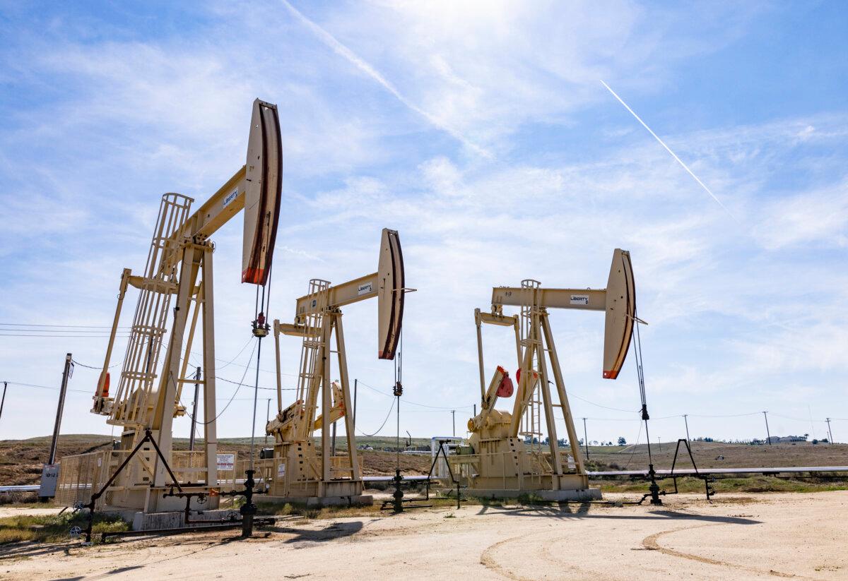 Cost of Gas Holds Steady From Last Year Despite Sharp Drop in Oil Price | USNN World News Oil pumps work in sync outside of Bakersfield, Calif., on March 21, 2025. (John Fredricks/The Epoch Times)