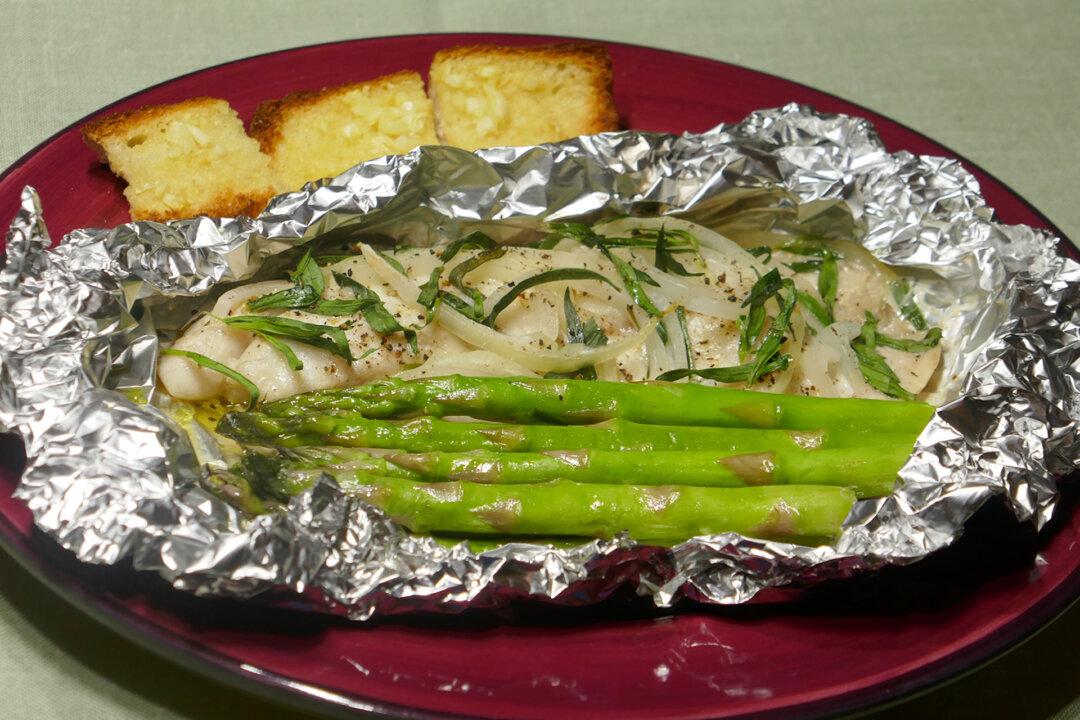 Poisson En Papillote (Steamed Fish Parcels) With Garlic Bread