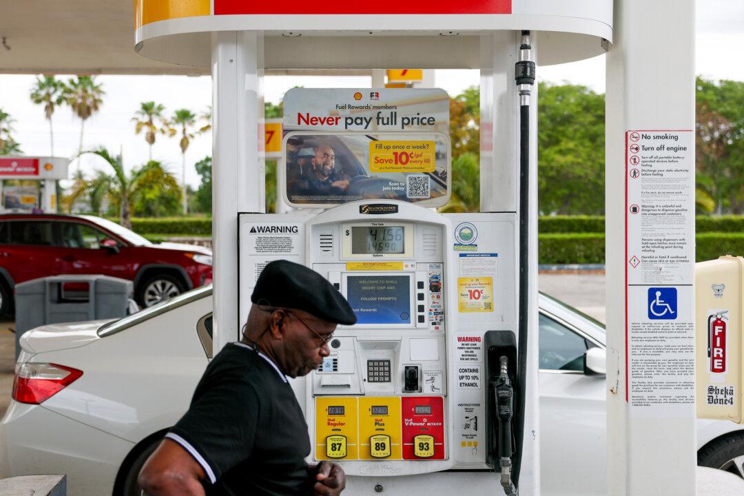 US Wholesale Prices Dip in March, Defying Market Expectations