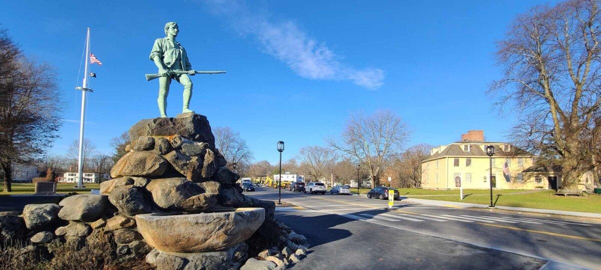 The Minuteman statue belongs to Colonel John Parker, who led the Lexington militia at the Battle of Lexington. The statue is Minuteman National Historical Park in Concord, Massachusetts. (Commentary of Alan Wakim)