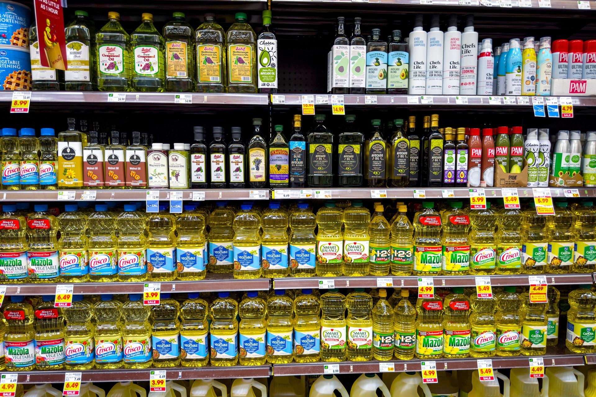 加利福尼亚州洛杉矶一家杂货店的食用油。(Shutterstock)