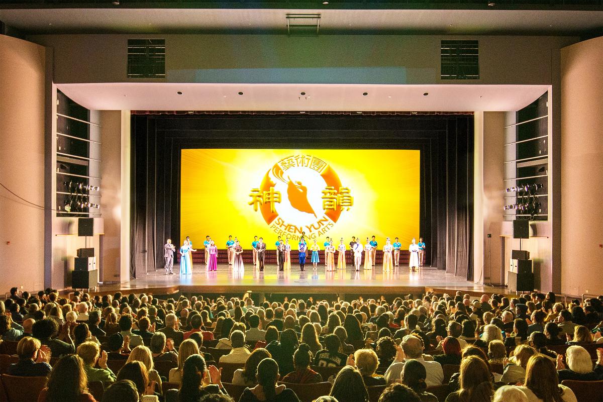High School Educator Amazed at Shen Yun Performers’ Energy
