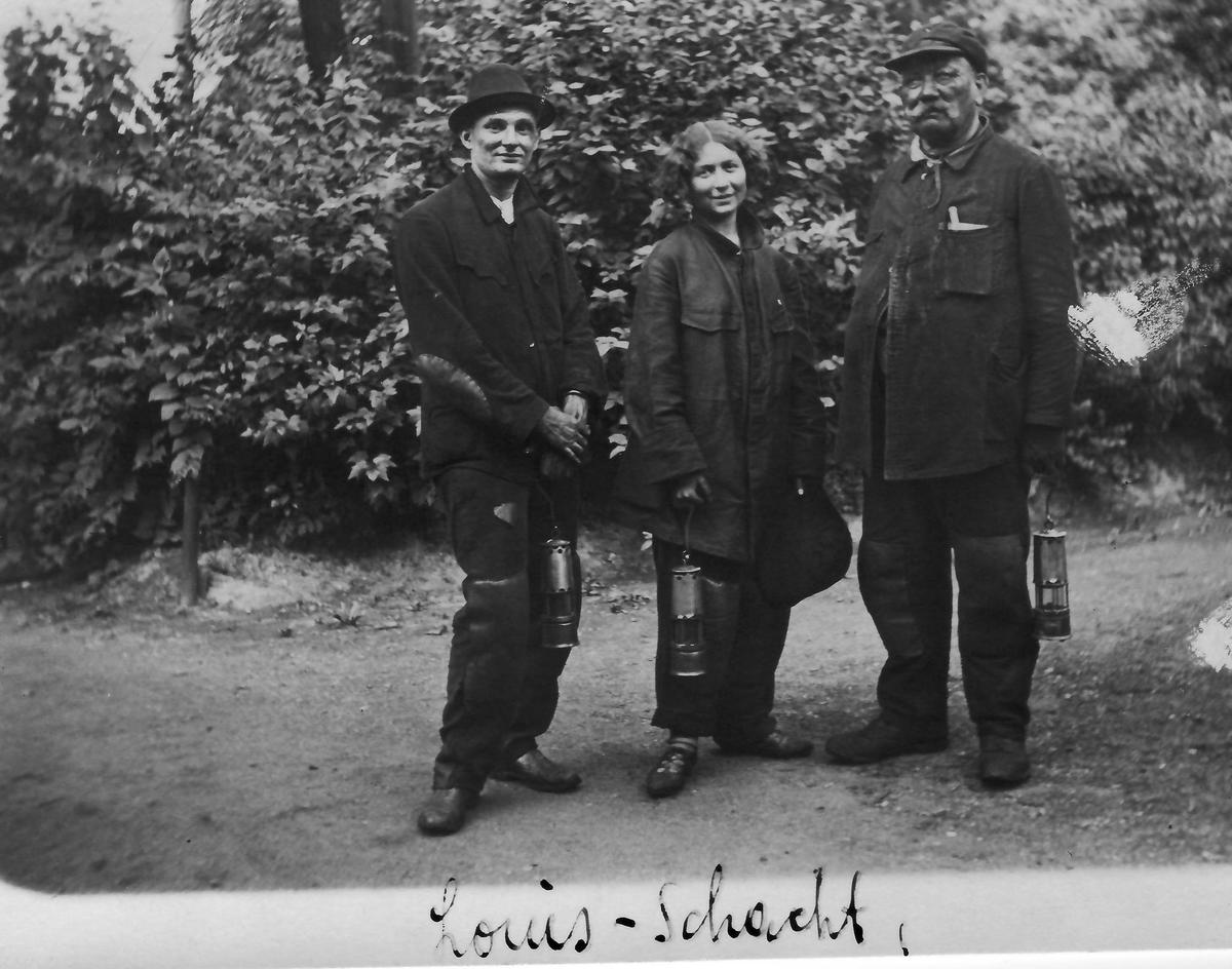 Wilhelm (L) and Ilse with an old miner at the Louis Pit, 1929. (Kingston Ostrava Scroll Group/Jewish Museum, Prague).