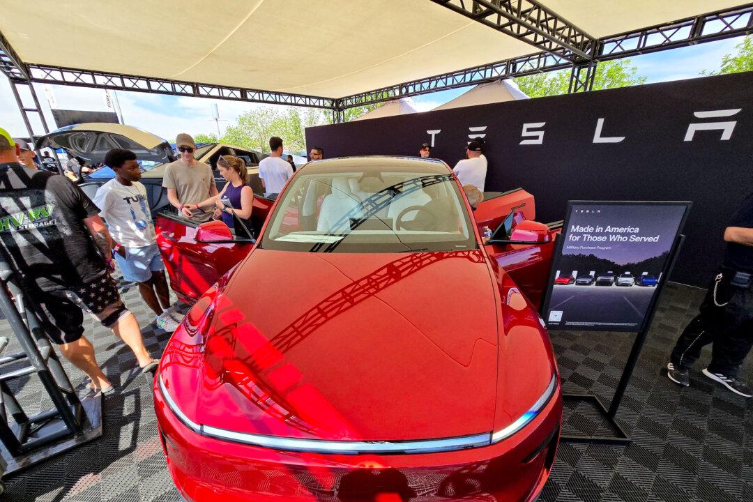 Electrify Expo Draws Tesla Enthusiasts to Phoenix