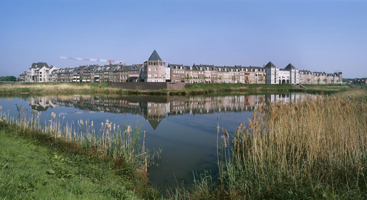 Brandevoort was built to resemble old Dutch cities, like Amsterdam, which started as a fortress. (<a href="https://commons.wikimedia.org/wiki/File:Zicht_op_de_wijk_Brandevoort_-_Helmond_-_20413538_-_RCE.jpg" target="_blank" rel="nofollow noopener">Paul van Galen</a>/ <a href="https://creativecommons.org/licenses/by-sa/4.0/deed.en" target="_blank" rel="nofollow noopener">CC BY-SA 4.0</a>)