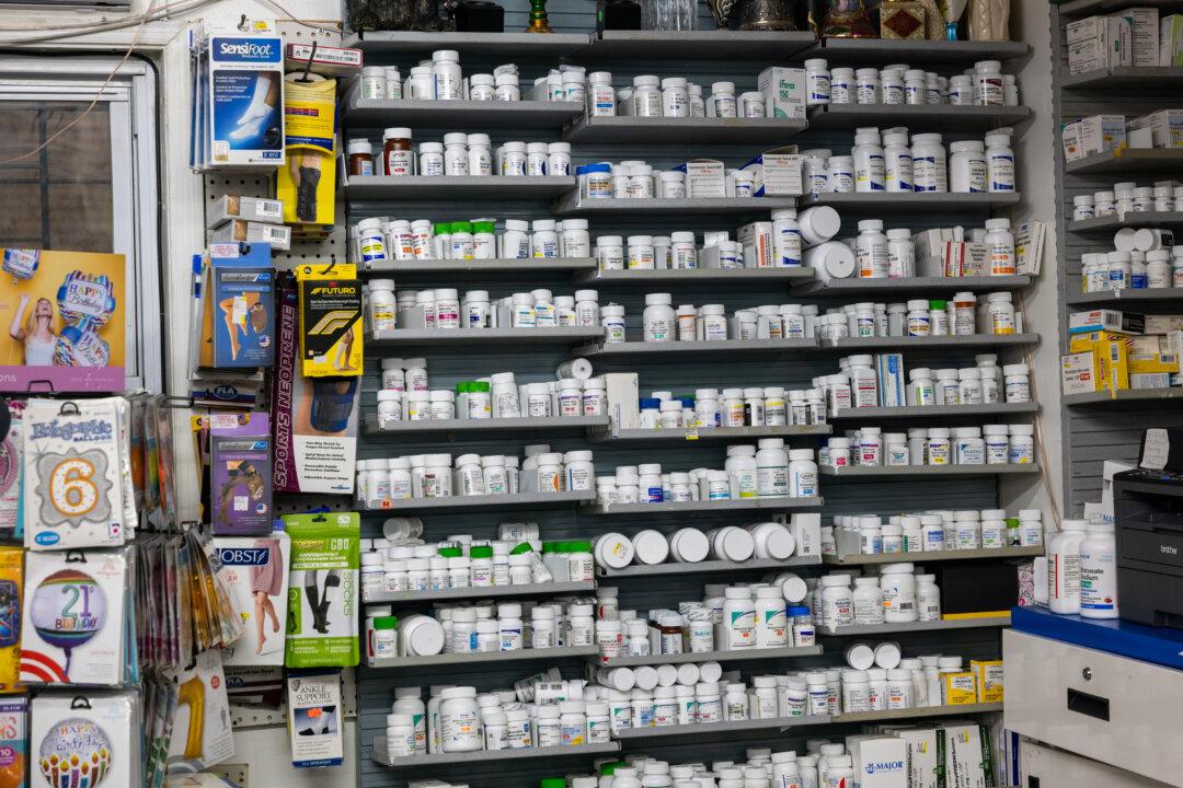 Trump Signs Order to Help States Import Low-Cost Medications