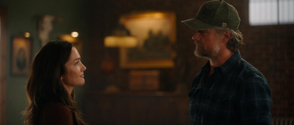 Quinn O'Grady (Minka Kelly) and Staten Kirkland (Josh Duhamel) have romantic chemistry, in "Ransom Canyon." (Anna Koors/Netflix)