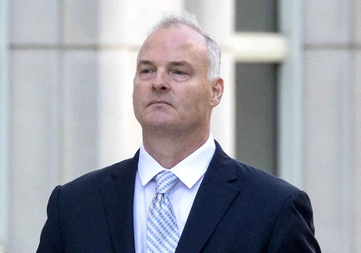 Trump Pardons Ex-Police Sergeant Convicted of Acting as CCP Agent thumbnail