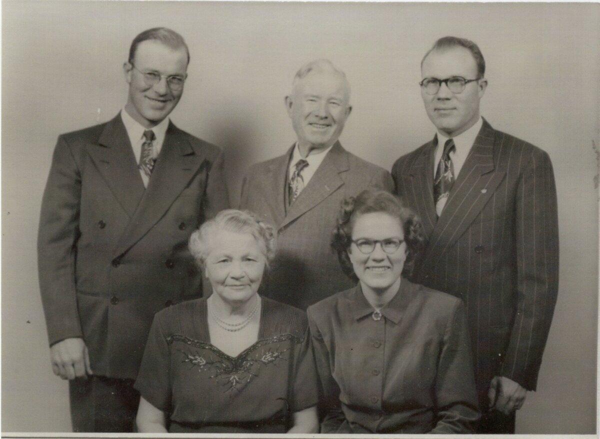(L–R) Arthur, Anna, Iver, Marjorie, and Obert Olson. (Courtesy of Douglas Hoff)