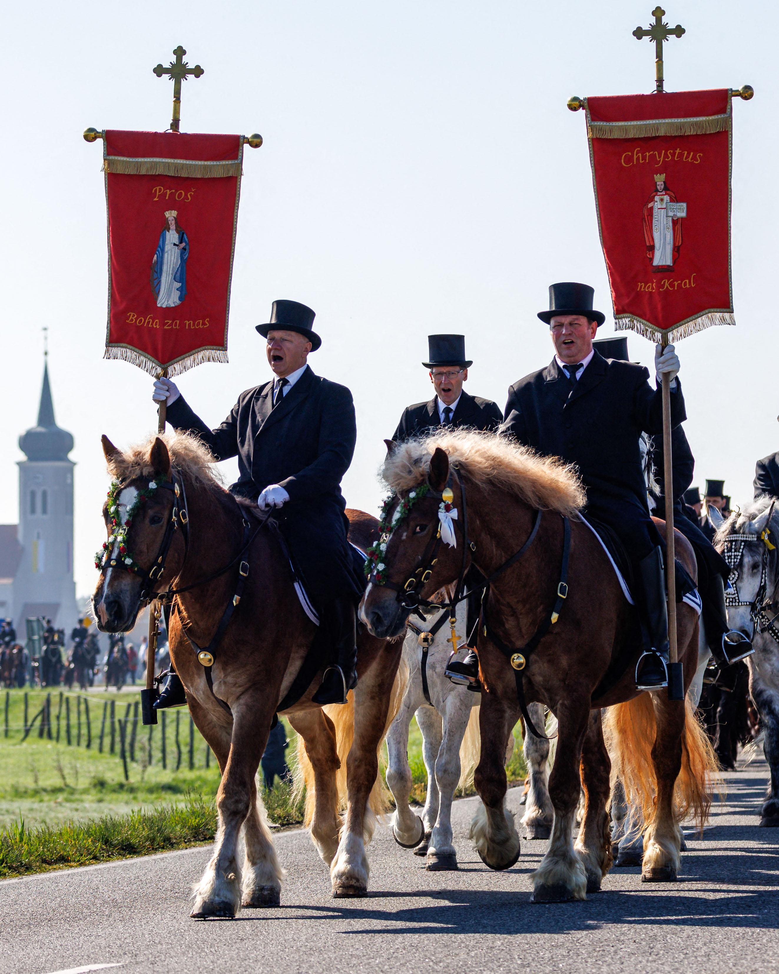 Day in Photos: Easter Across the World, Spacecraft Lands, Vance in Italy