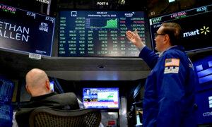 Dow Jones Drops 1,000 Points, While Trump Again Calls on Fed to Lower Interest Rates