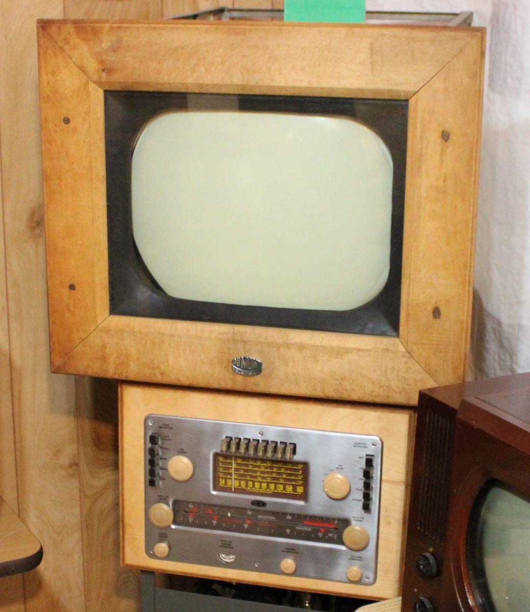 A Du Mont RA-101 "Custom": The wooden frame around the screen was probably added later instead of the original, as seen at the Early Television Museum. (<a href="https://commons.wikimedia.org/wiki/User:DogsRNice">DogsRNice</a>/<a href="https://creativecommons.org/licenses/by-sa/4.0/">CC BY-SA 4.0</a>)