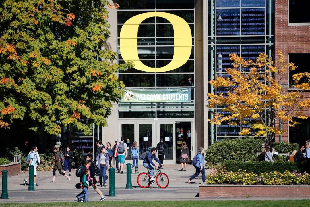 Federal Judge Temporarily Blocks Deportation of 2 International Students in Oregon