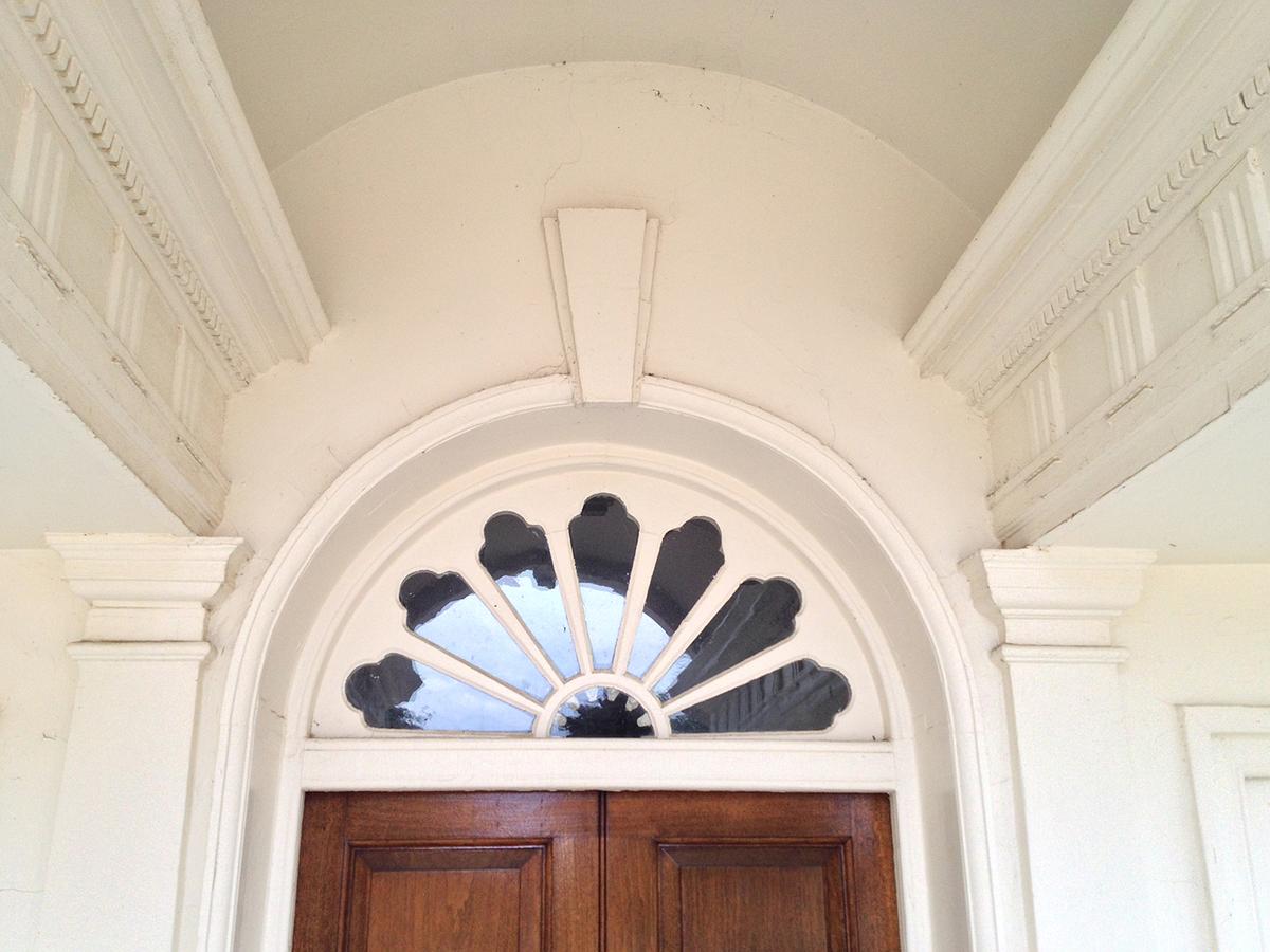 The fan-light window above the main entrance at Gunston Hall adds a decorative and functional element to the facade, which was typical of the 18th-century, Georgian architectural style. (<a class=