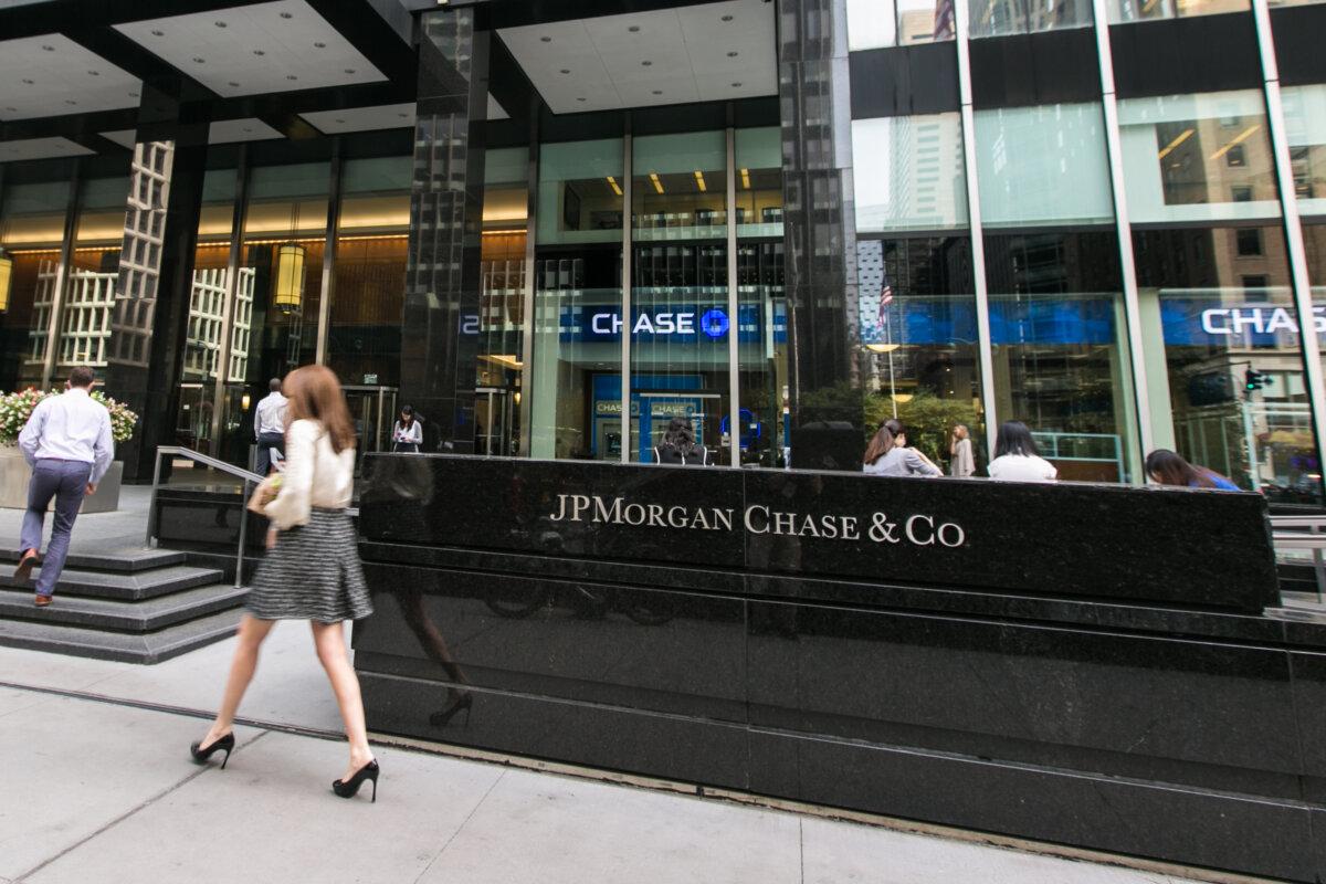 The JPMorgan Chase & Co. headquarters along Park Avenue in New York on Sept. 20, 2016. (Benjamin Chasteen/The Epoch Times)