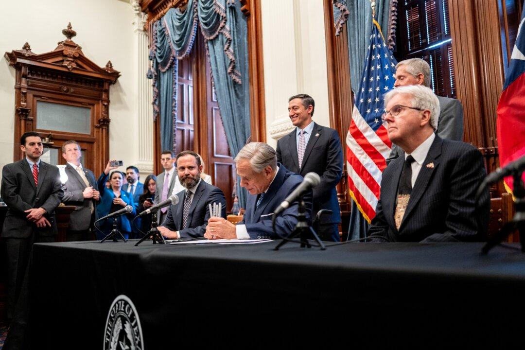 Texas Governor Signs ‘Texas DOGE’ Into Law to Cut Regulations, Boost Government Efficiency