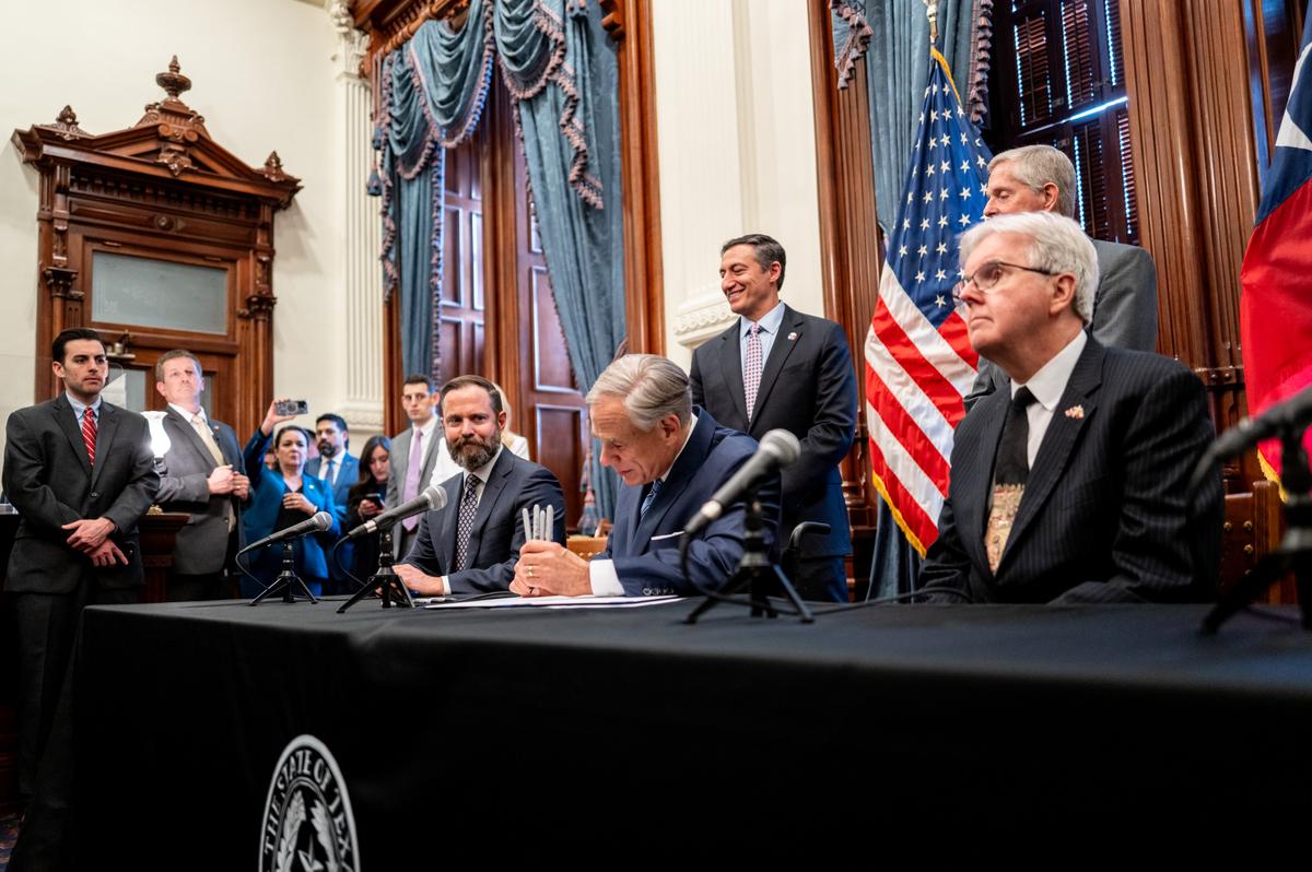 Texas Governor Signs ‘Texas DOGE’ Into Law to Cut Regulations, Boost Government Efficiency
