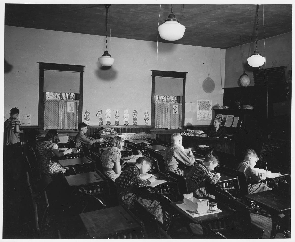 The inside of an American schoolhouse in Shelby County, Iowa, in 1941. National Archives. (Public Domain)