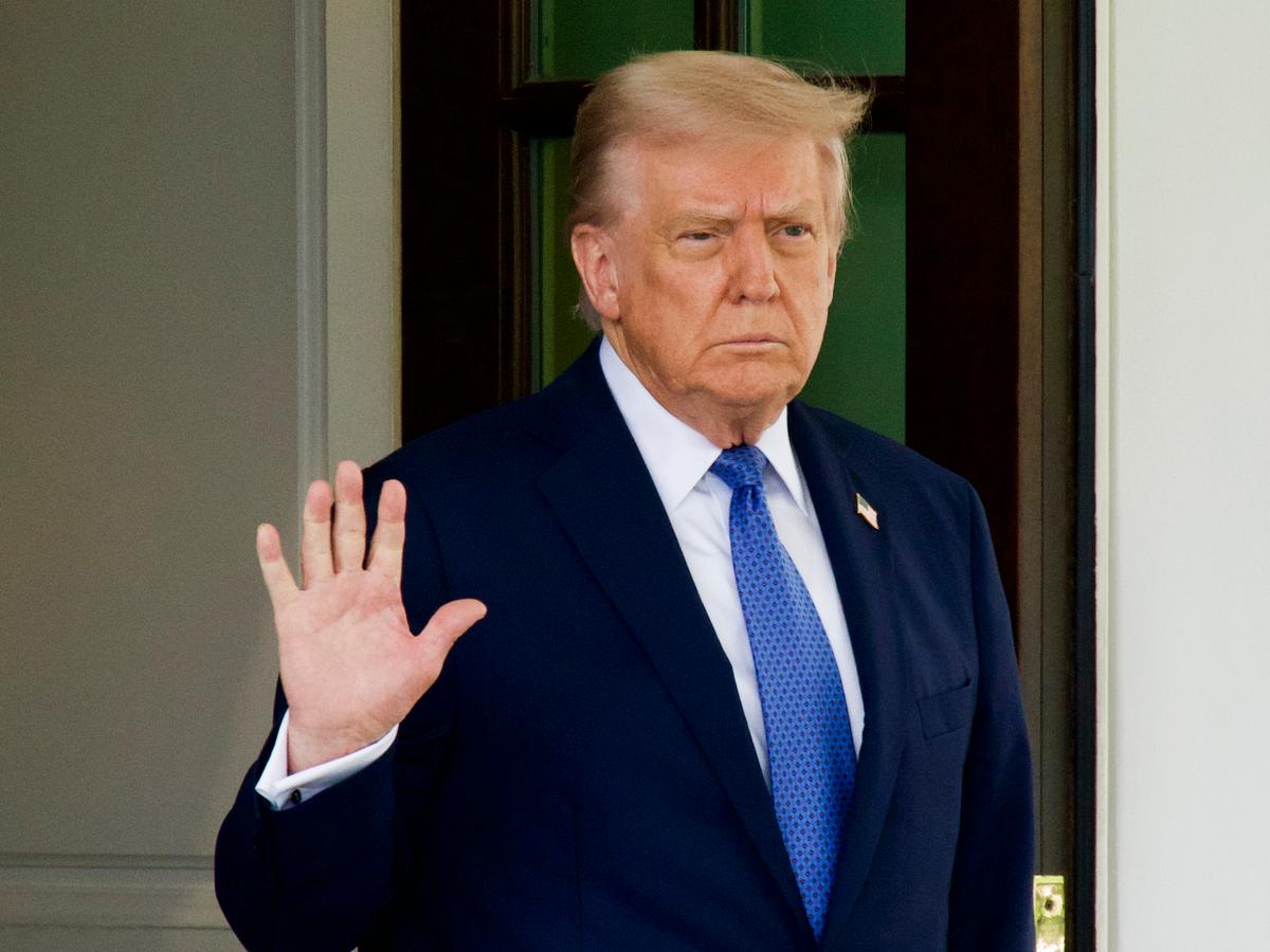 Trump Issues Memo Ordering Probe Into Alleged Illegal Election Contributions thumbnail