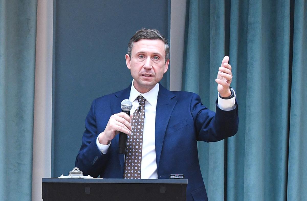 DNC Chair Rebukes Vice Chair David Hogg’s Push to Unseat Incumbent Democrats thumbnail