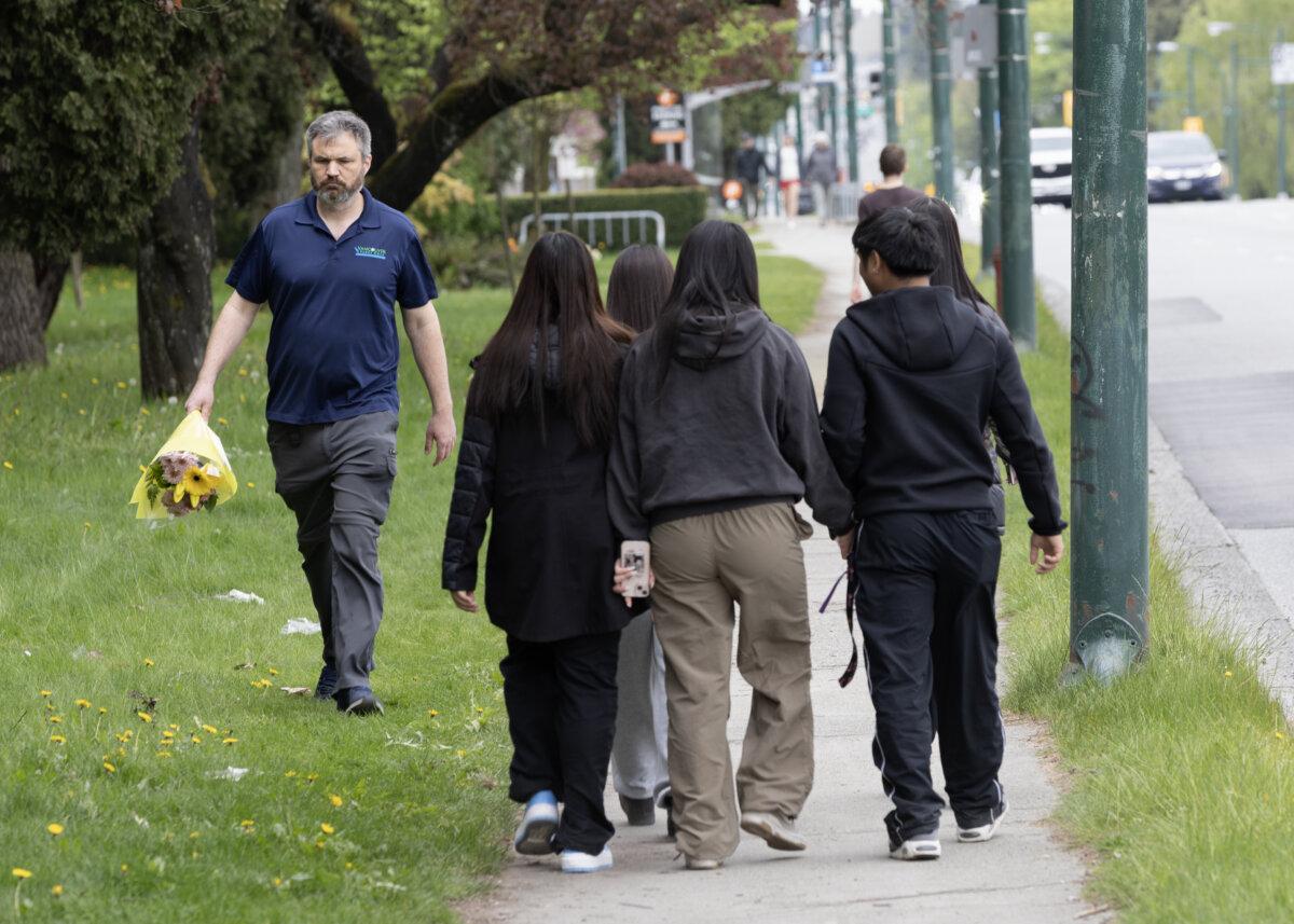 11 víctimas de ataque de automóviles en Vancouver Street Festival varían de 5 a 65 7 Un hombre trae flores a la escena donde un automóvil se dirigió a una multitud durante el Festival Lapu Lapu del 26 de abril en Vancouver, el 27 de abril de 2025. (Andrew Chin/Getty Images)