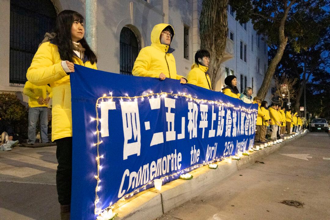 Hundreds of Falun Gong Practitioners Gather at Chinese Consulate in San Francisco