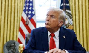 Trump: US Economy Heading in Right Direction, China Will Probably Eat Tariffs