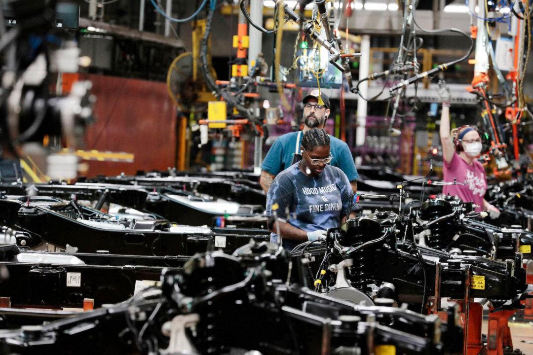 Trump Grants Tariff Relief for Automakers Producing in the US