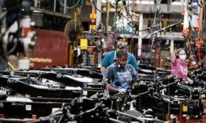 Trump Grants Tariff Relief for Automakers Producing in the US