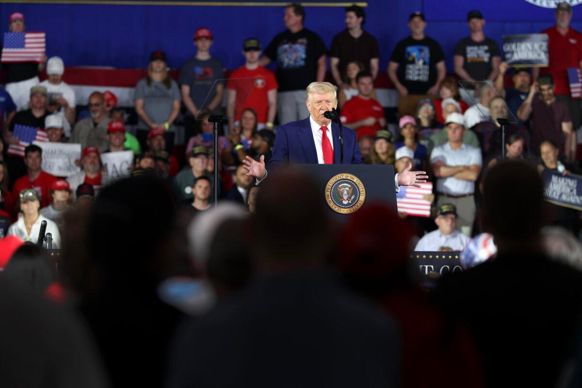 Trump Celebrates 100 Days in Office With Michigan Auto Workers | USNN World News President Donald Trump speaks during a rally at Macomb Community College at Warren, Mich., on April 29, 2025. (Scott Olson/Getty Images)