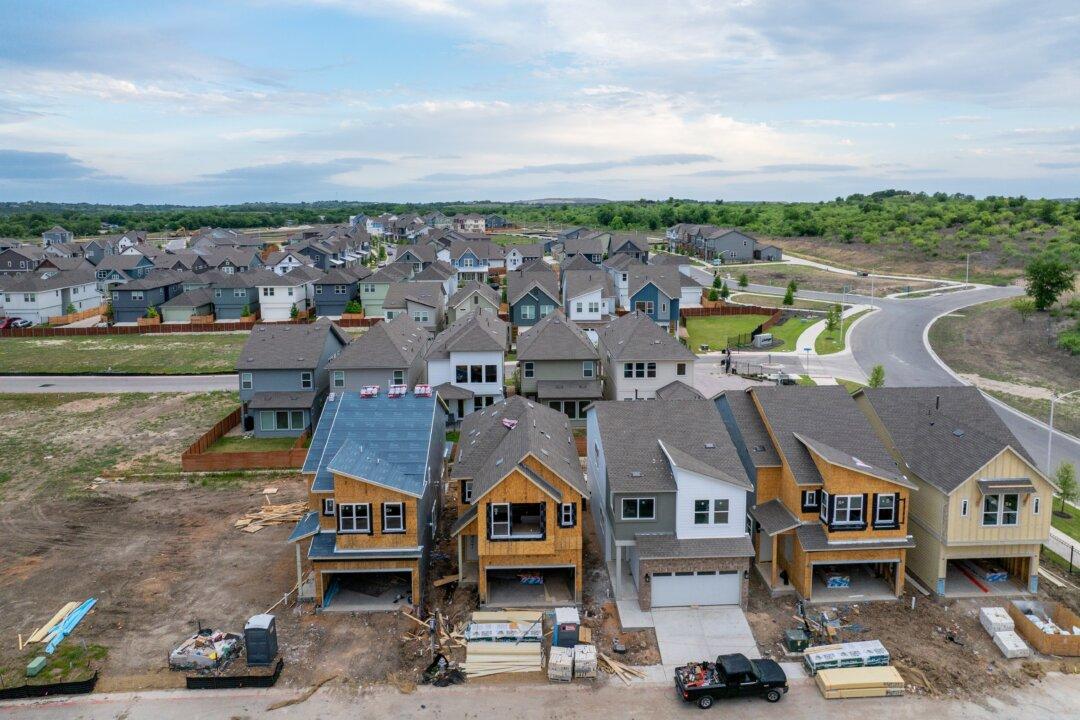 Homebuilders Court First-Time Buyers With Innovative Financing as Costs Rise