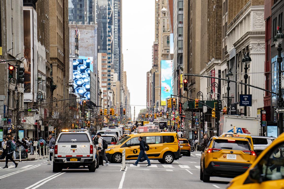 US Economy Contracts in 1st Quarter for First Time Since 2022