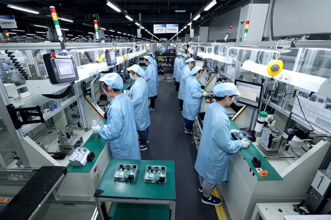 China’s Factory Activity Slumps as US Tariffs Take Effect