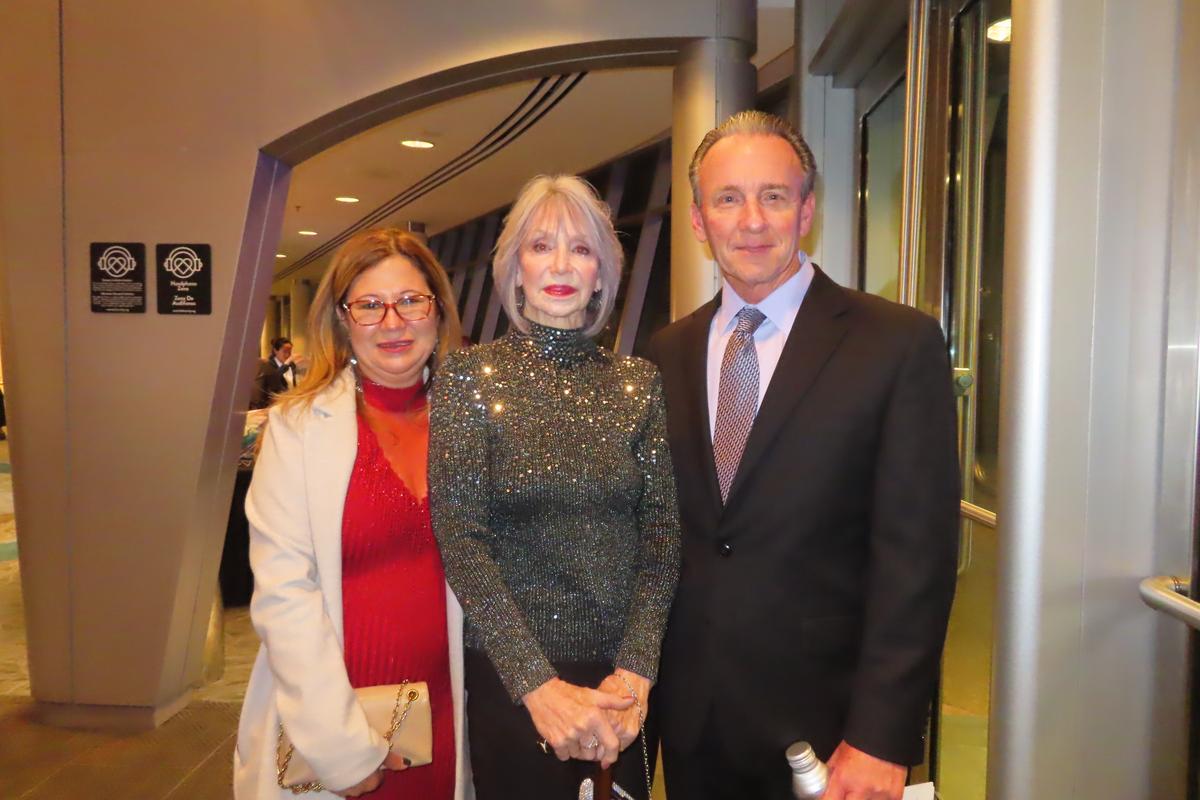 Mother Loves the Gift of Shen Yun From Her Son