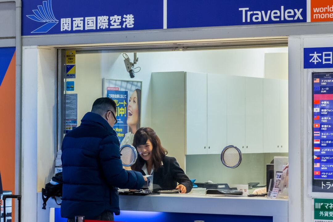 Traveling Abroad Soon? What to Look out for When Exchanging Money