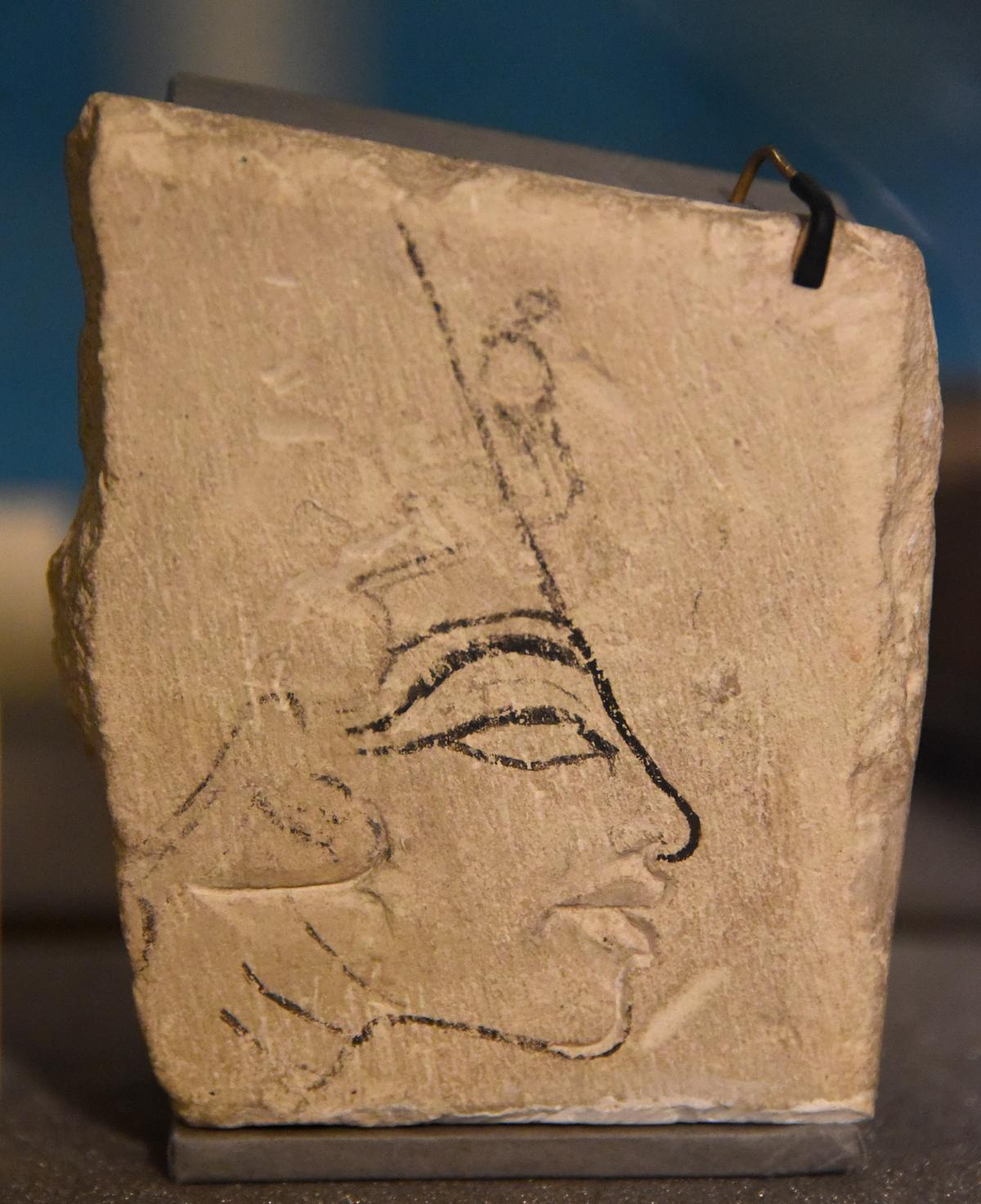 Limestone piece showing head of Nefertiti from Amarna, Egypt. The Petrie Museum of Egyptian Archaeology, London. (<a href="https://commons.wikimedia.org/wiki/File:Limestone_trial_piece_showing_head_of_Nefertiti._Mainly_in_ink,_but_the_lips_were_cut_out._Reign_of_Akhenaten._From_Amarna,_Egypt._The_Petrie_Museum_of_Egyptian_Archaeology,_London.jpg" target="_blank" rel="nofollow noopener">Osama Shukir Muhammed Amin</a>/<a href="https://creativecommons.org/licenses/by-sa/4.0/" target="_blank" rel="nofollow noopener">CC BY-SA 4.0</a>)