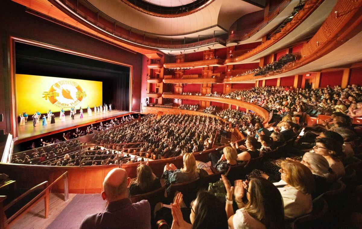 Shen Yun Performing Arts' curtain call at the New Jersey Performing Arts Center on May 3, 2025. (Larry Dye/The Epoch Times)