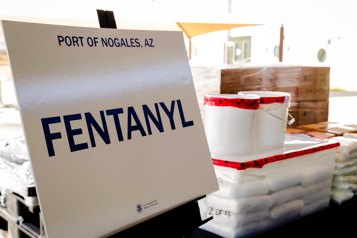 2019年1月31日,亞利桑那州諾加萊斯港(the Port of Nogales)舉行的新聞發布會上,展示了從一輛從墨西哥進入亞利桑那州的貨車上查獲的芬太尼和甲基苯丙胺包裝袋。(U.S. Customs and Border Protection/Reuters)