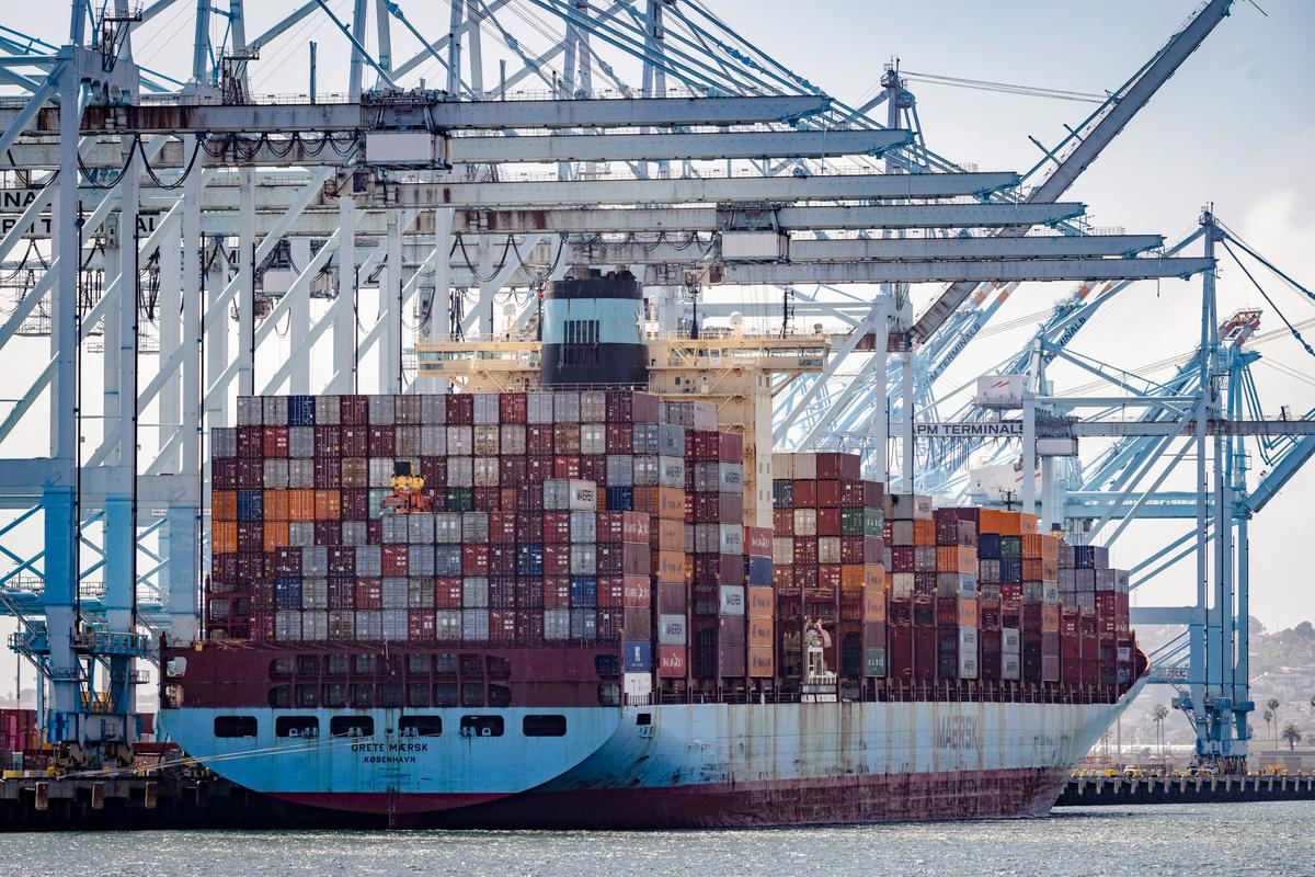 US Trade Deficit Hits Record in March on Pre-Tariff Imports Spike thumbnail