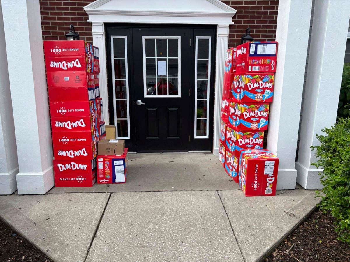 Kentucky Boy Uses Mother’s Phone to Order 70,000 Dum-Dum Suckers to Share With His Friends