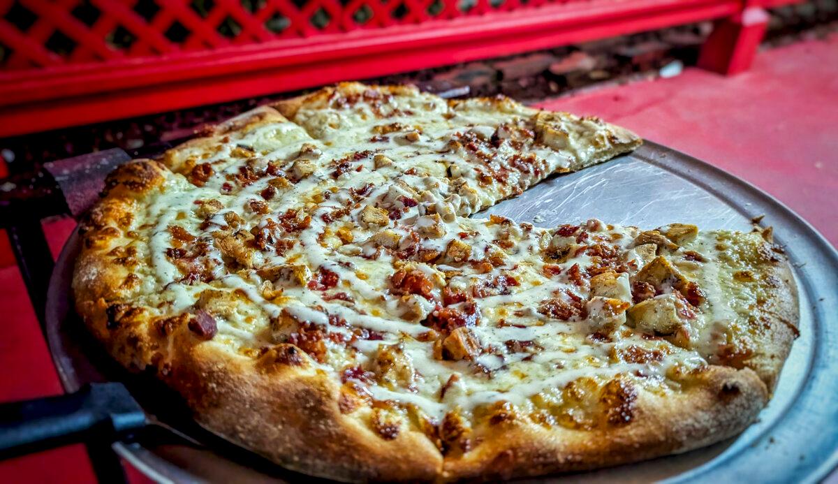 A pizza restaurant in Ocala provides necessary sustenance during a bike ride across Florida. (Patrick Connolly/Orlando Sentinel/TNS)