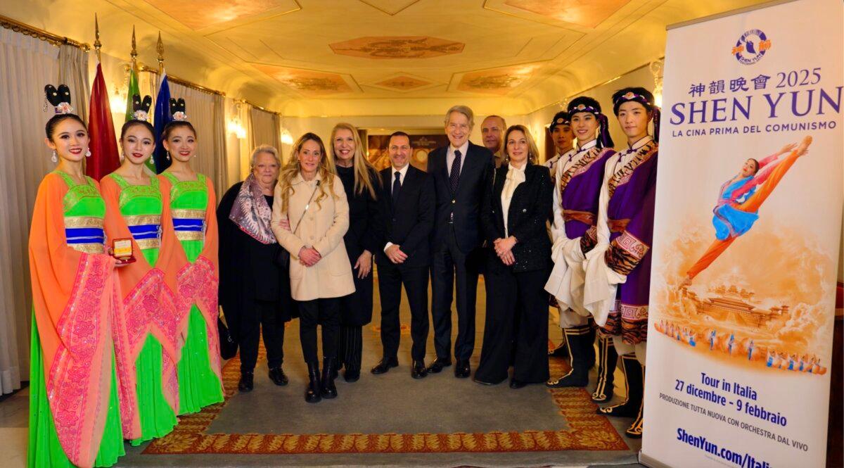 Joined by Shen Yun dancers, (L-R) Italian politician and former EU MP Simona Renata Baldassarre and her husband; President of the Senate EU Affairs Committee, Giulio Terzi di Sant'Agata; Rome City Councilor Federico Rocca; (back row) Italian Prime Minister Meloni's sister, Arianna Meloni and mother, Anna Paratore.  (Mary Man/The Epoch Times)