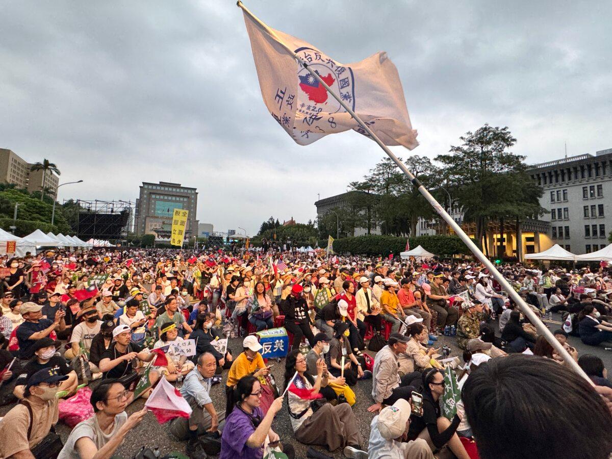 Around 55,000 Taiwanese attend a rally to support mass recalls against legislators allegedly linked to communist China, in Taipei, on April 19, 2025. (Sun Xiangyi/The Epoch Times)