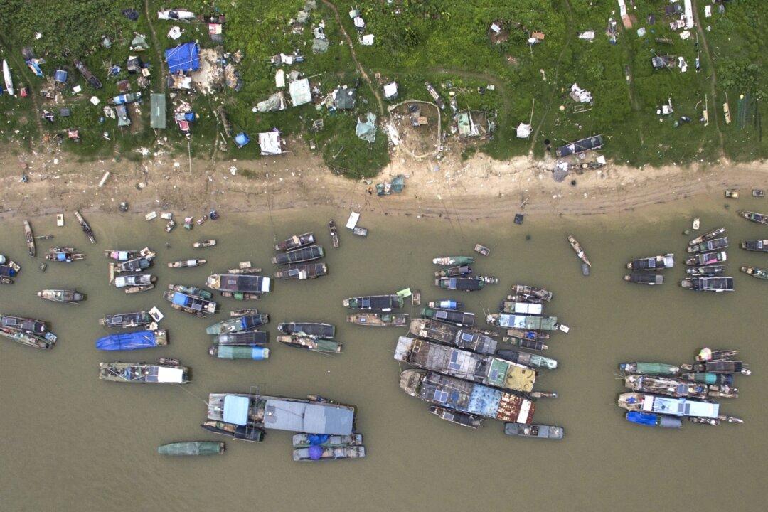 Thousands of Villagers in China Clash With Police Over Fishing Boat Relocation