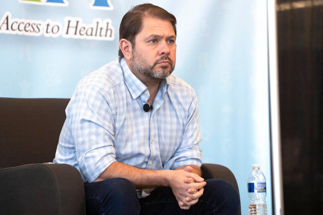 In Iowa Tour, Sen. Gallego Tells Democrats to Reconnect With Working Class