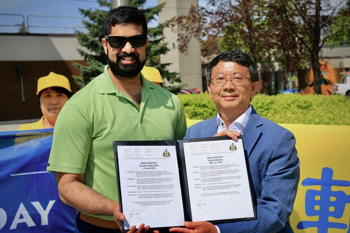 Cornwall Mayor Justin Towndale (L) with Falun Dafa practitioner Shizhong Lei at a flag-raising event in Cornwall, Ont., to mark the 33rd Annual World Falun Dafa Day on May 13, 2025. (NTD/The Epoch times)