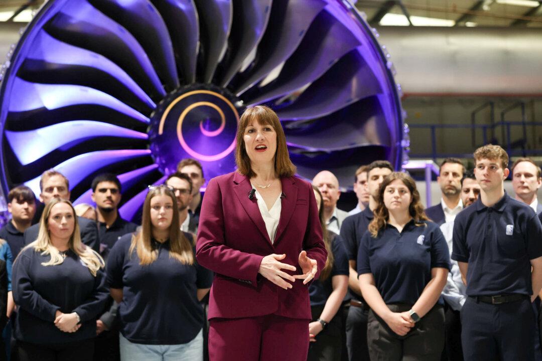 UK Economy Grows at Fastest Quarterly Rate in a Year in Boost for Reeves